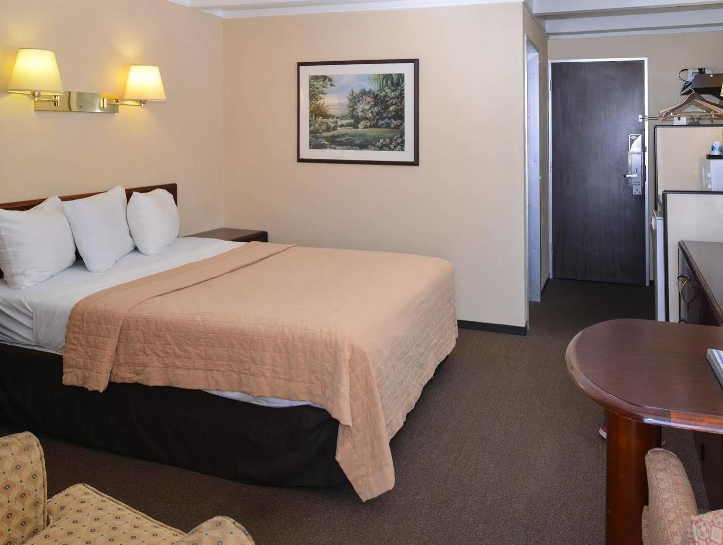 Americas Best Value Inn - Campus View О-Клэр Экстерьер фото