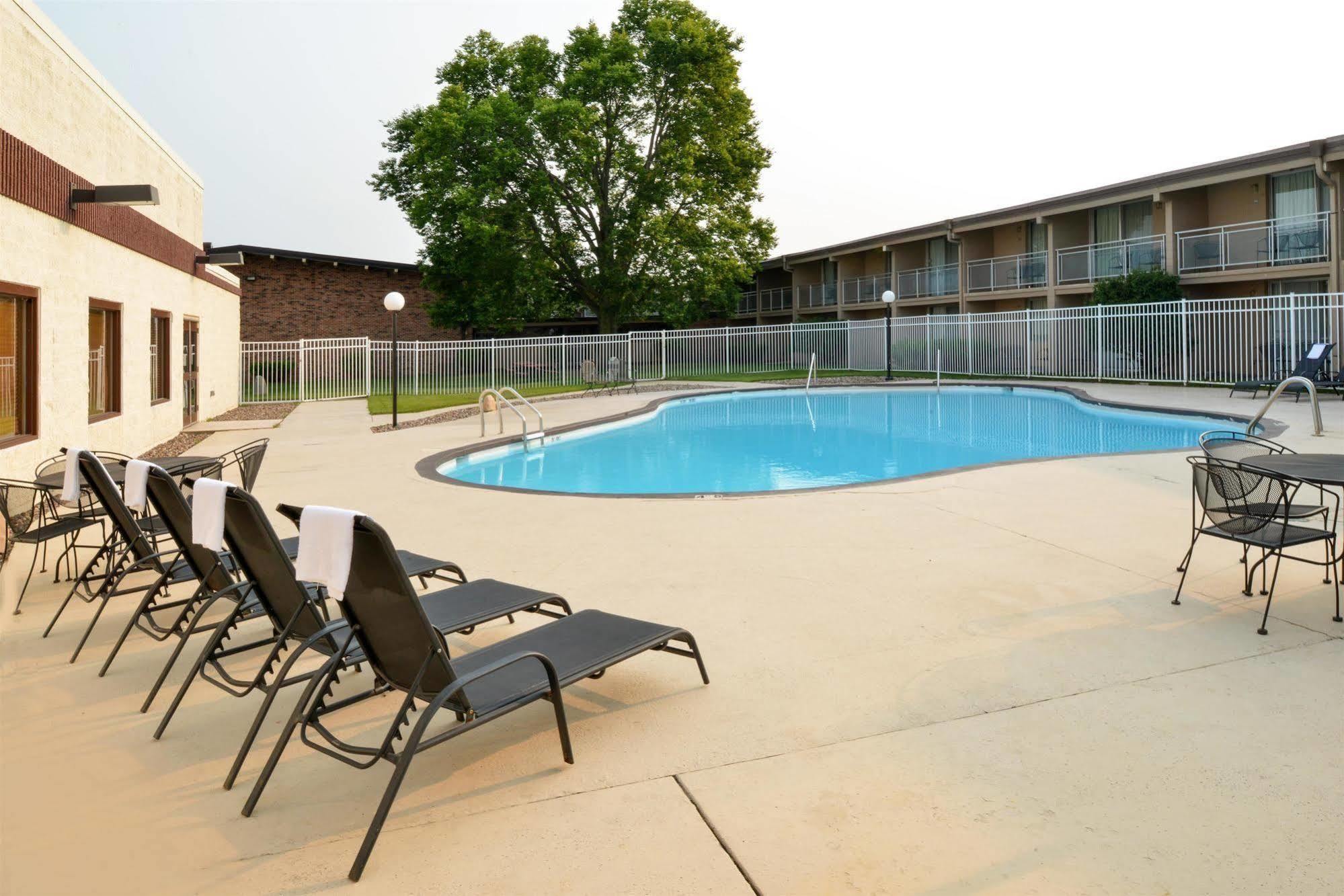 Americas Best Value Inn - Campus View О-Клэр Экстерьер фото